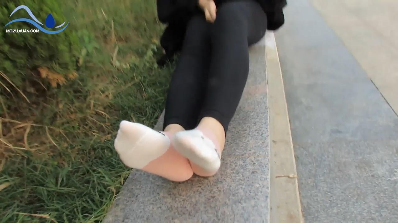 ng28-女孩展示小腳