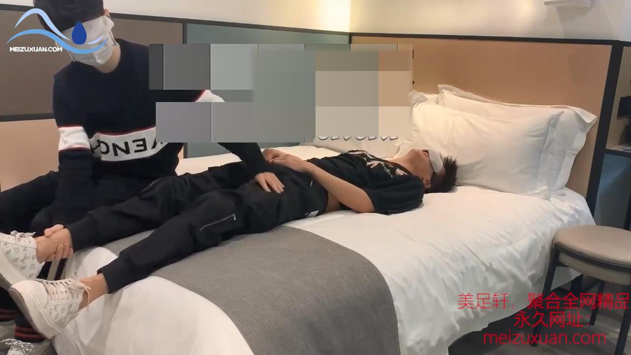MZB109-酒店兩個小哥哥撓光腳銀月城