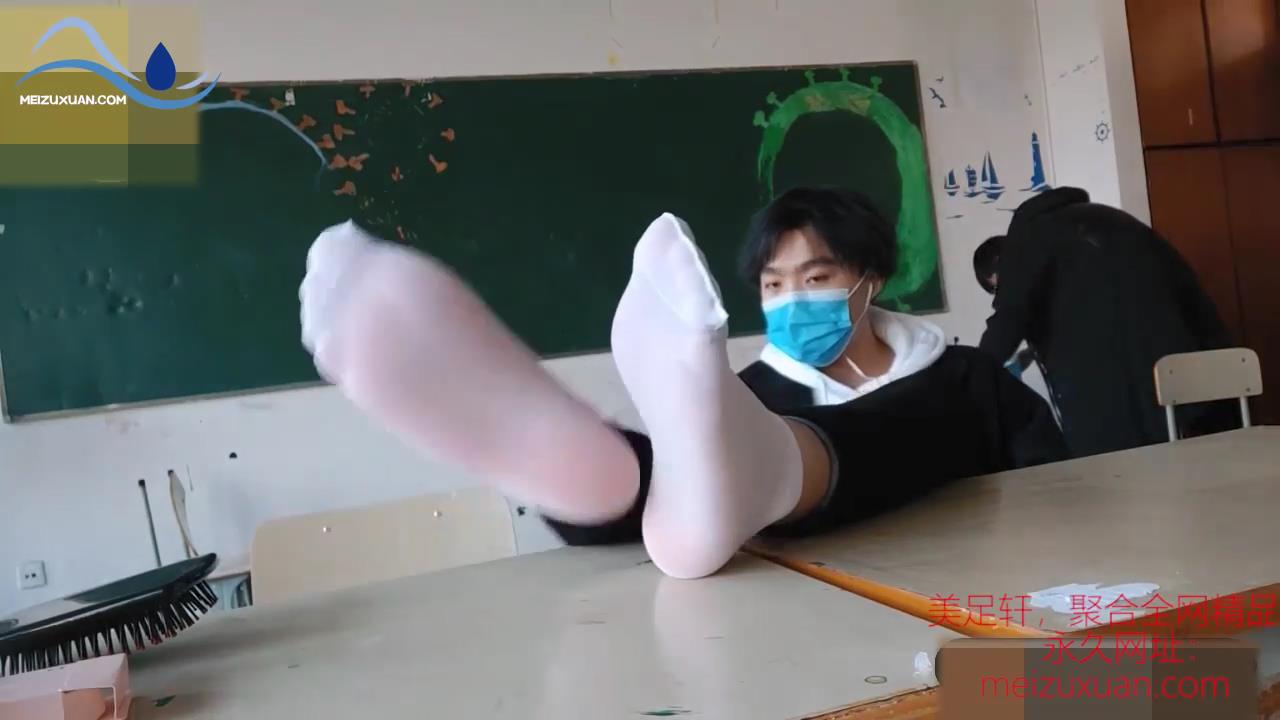 MZB134-白絲光腳男生教室裏撓癢解壓