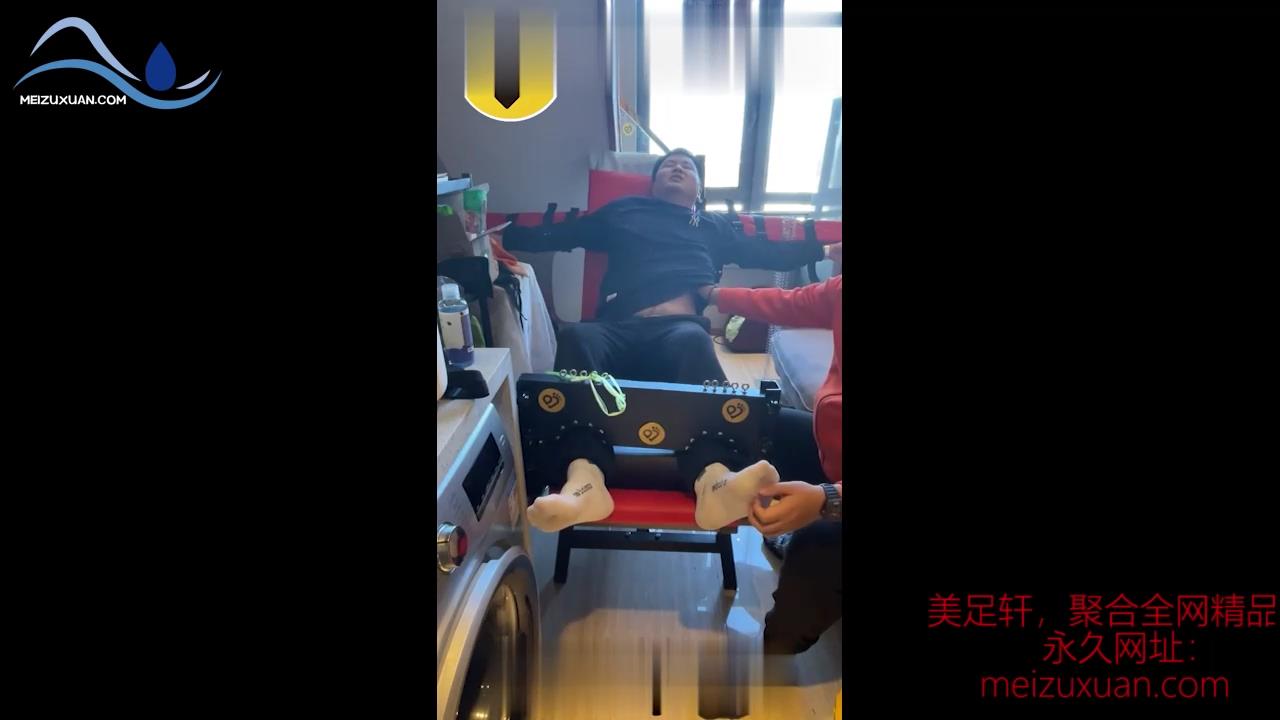 JDD48-帥氣小熊的首次撓癢折磨（白襪）