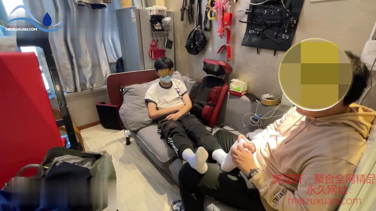 JDD56-直男小哥哥沙發趴着白襪撓癢