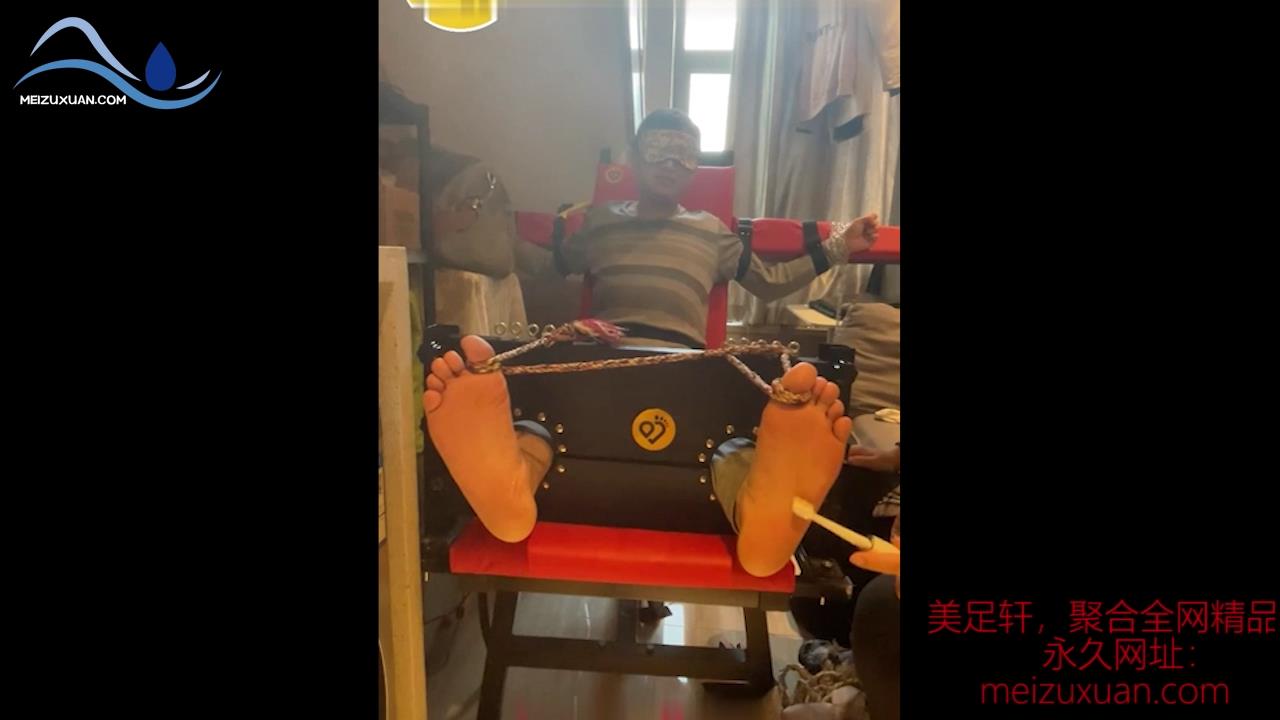 JDD62-怕癢小叔體驗椅子撓癢（光腳）
