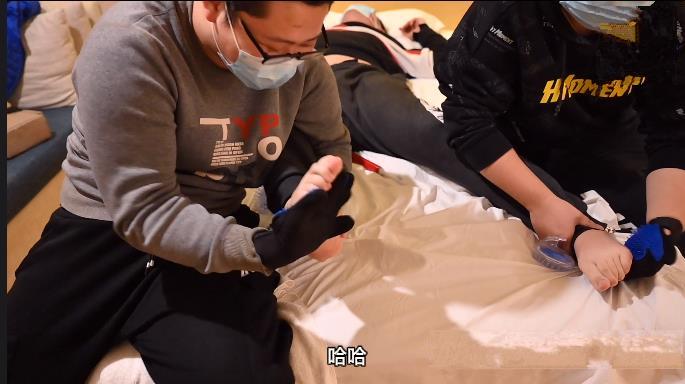 JDD118-怕癢直男小s被兩個壯漢固定後撓癢