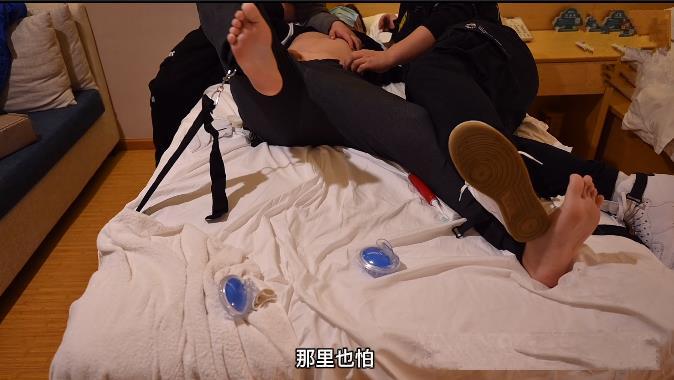JDD118-怕癢直男小s被兩個壯漢固定後撓癢