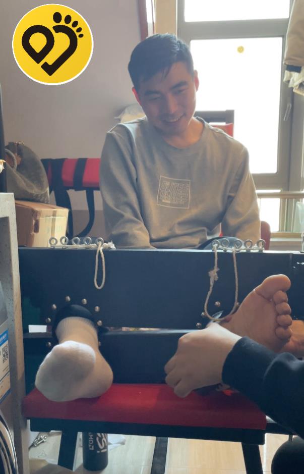 JDD168-帥氣小叔叔椅子上被撓白襪光腳上身