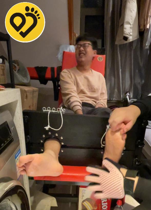 JDD172-超級怕癢小壯熊首次體驗沙發椅子撓癢
