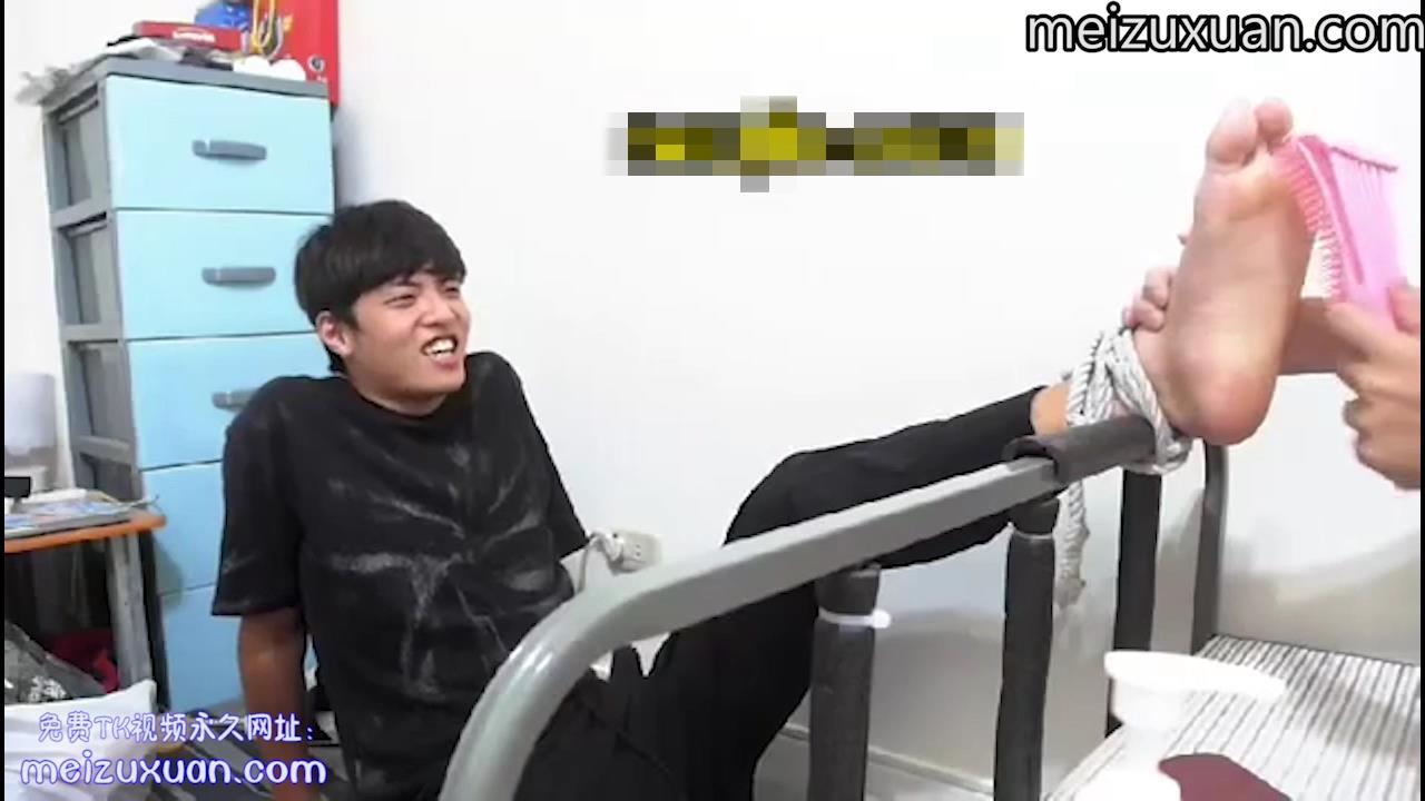 MZB492-帥氣男生一隻腳拿上來被撓