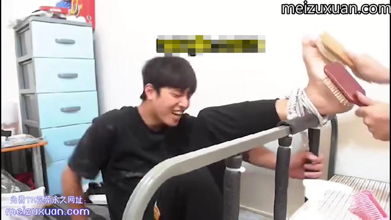 MZB492-帥氣男生一隻腳拿上來被撓