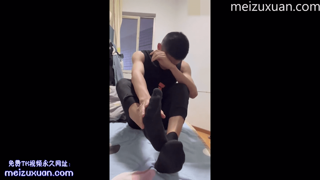 MZB783-帥氣黑襪小夥在家裏秀秀腳