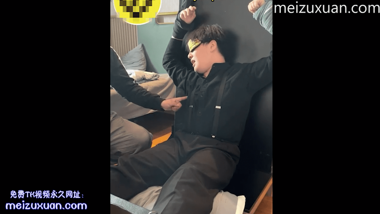 MZB796-02年正裝白襪弟弟被安全國定後撓癢