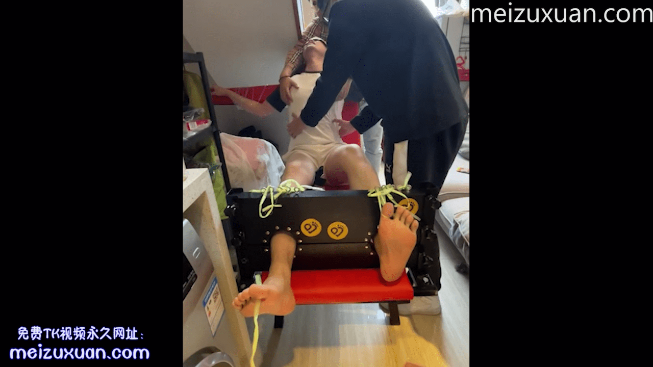 MZB806-帥氣1牛弟弟被兩個er共同撓光腳（刑床）
