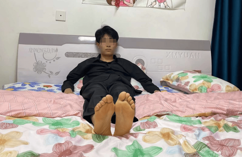 MZB830-(露臉版)東北黑衣直男弟弟椅子上被光腳撓癢