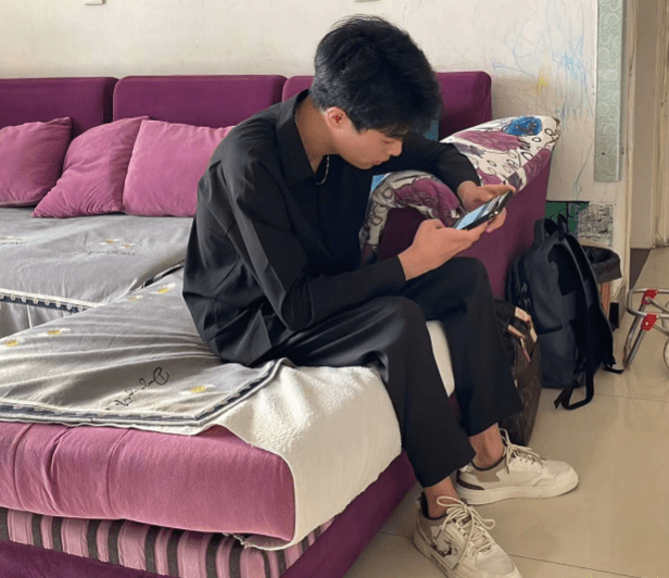 MZB830-(露臉版)東北黑衣直男弟弟椅子上被光腳撓癢