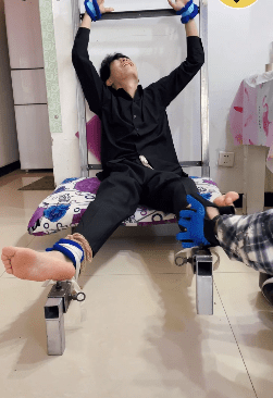 MZB830-(露臉版)東北黑衣直男弟弟椅子上被光腳撓癢