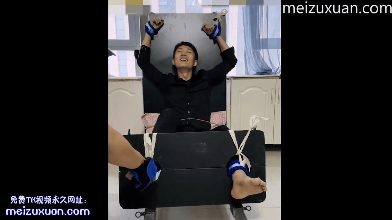 MZB851-光腳直男小也在椅子上被撓癢