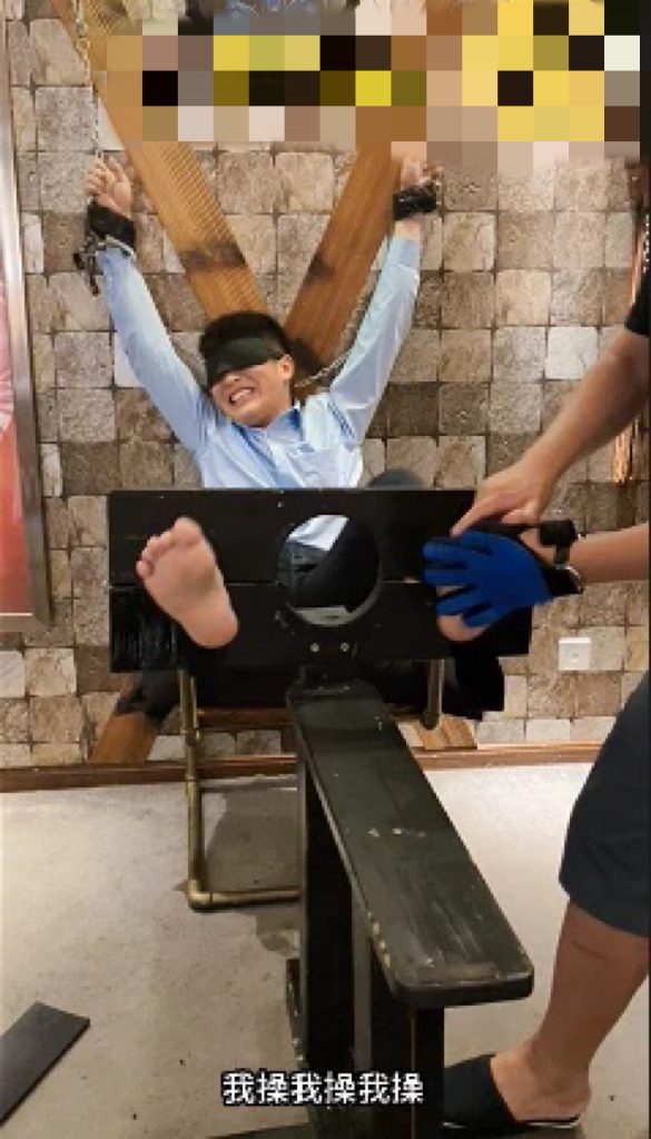 MZB914-正裝光腳直男小哥哥調教室裏被撓