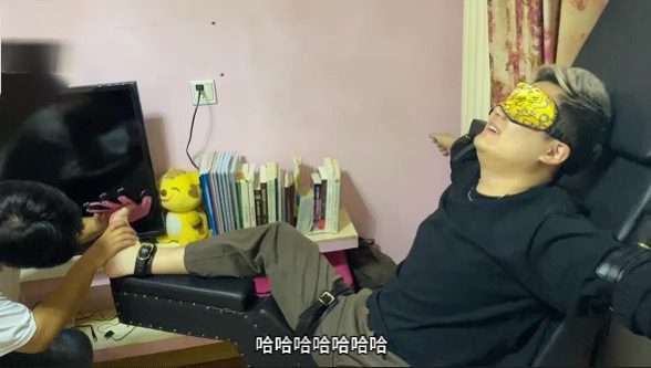 MZB1193-（20min）青島小帥被兩人同時撓癢