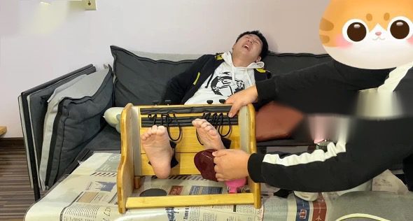 MZB1296-中傳壯男被撓腳
