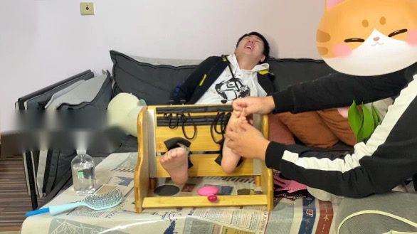 MZB1296-中傳壯男被撓腳