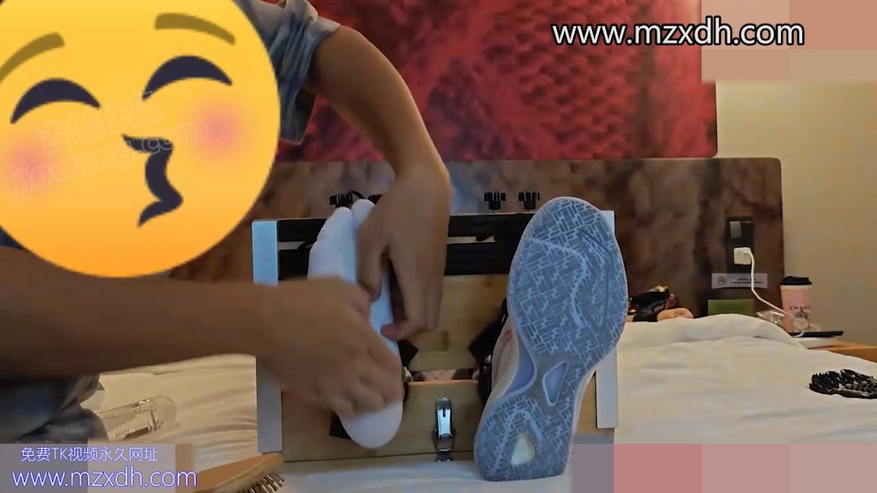 MZB1959-腳型超好看的嫩腳ee被吉傲小狼tk，差點被撓哭