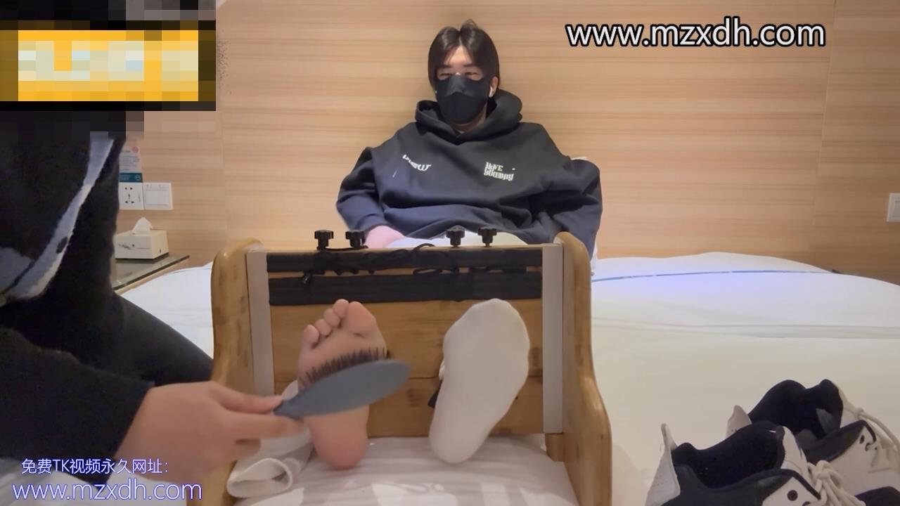 MZB2117-衛衣長發小哥被撓（足枷帶口罩）