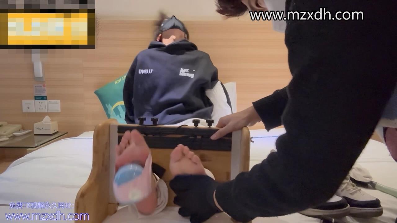 MZB2117-衛衣長發小哥被撓（足枷帶口罩）