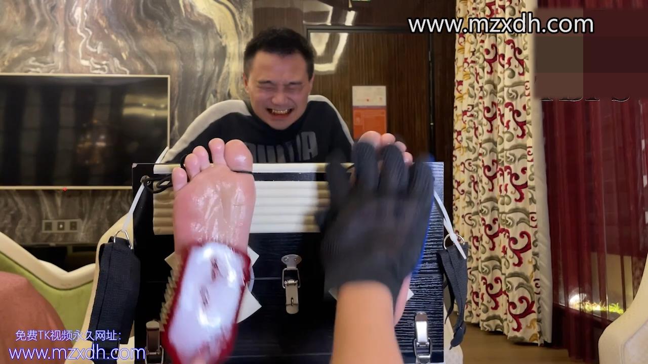 TF16-TICKLING a mature man (also stock)