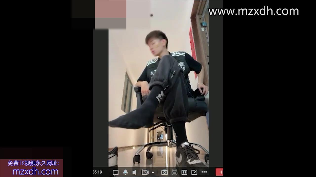 MZB2243-帥氣的黑運動服男生的JIO遠程展示
