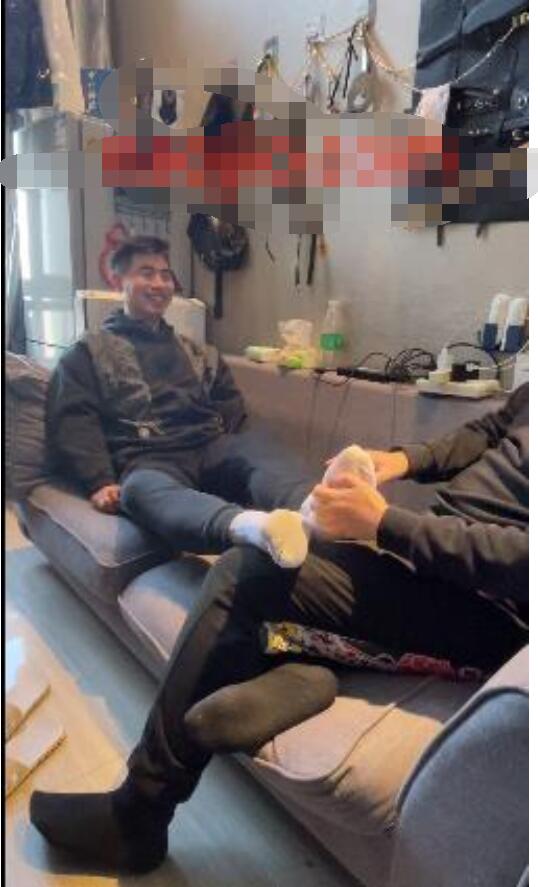 JDD167-帥氣小叔叔沙發上被撓白襪光腳