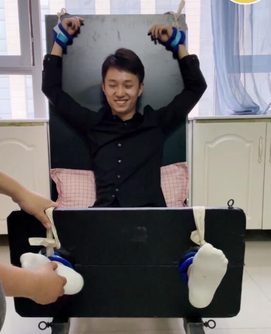 MZB835-白襪直男小也在椅子上被撓癢