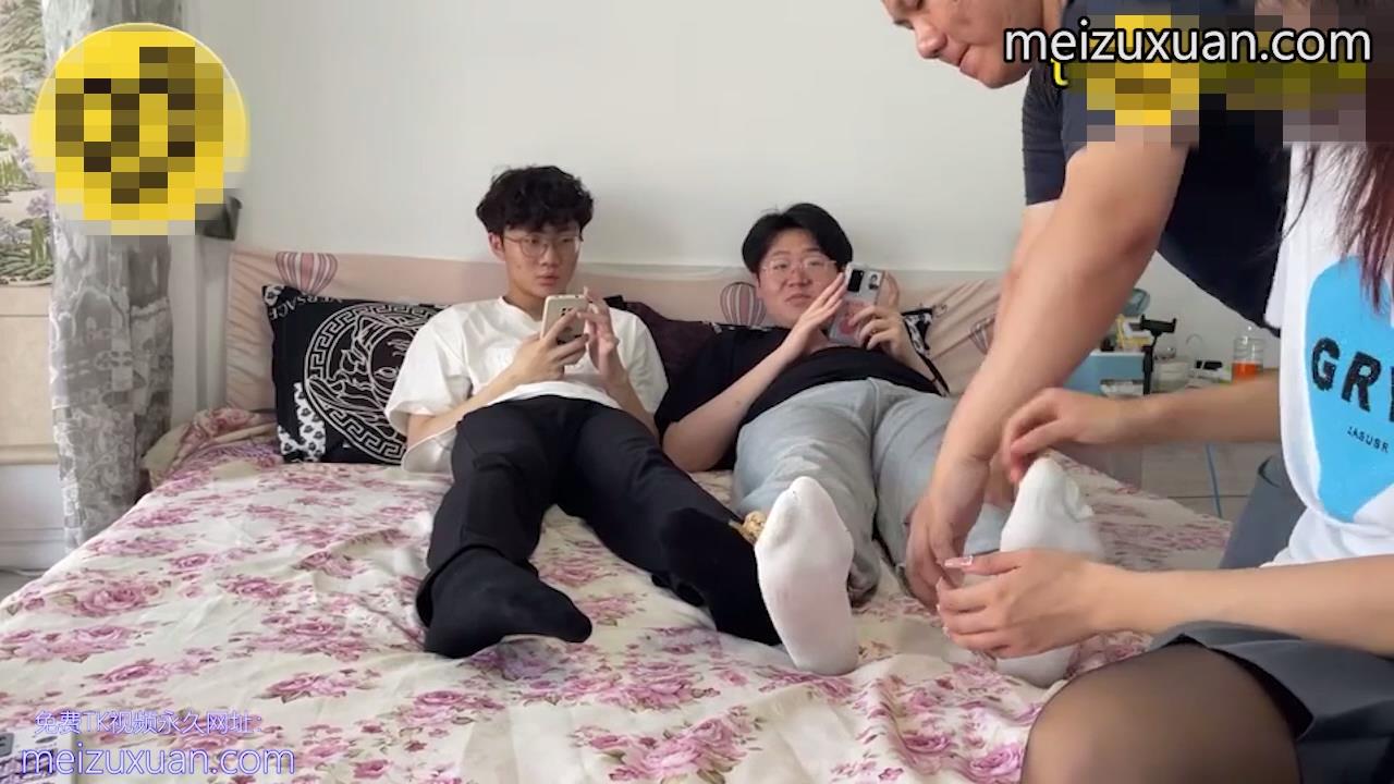 MZB893-兩男生同時被一個女生撓癢