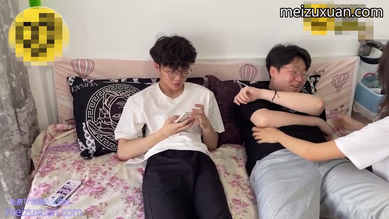 MZB893-兩男生同時被一個女生撓癢