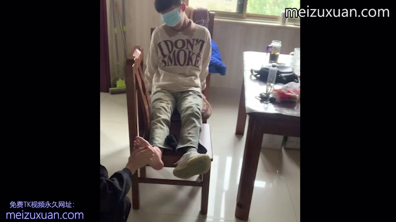 MZB908-男生坐在凳子上被撓