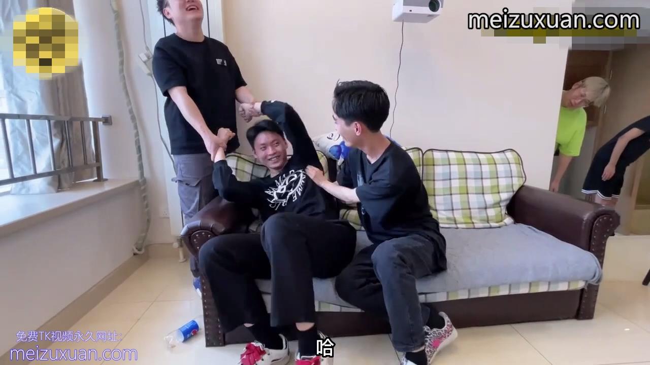 MZB915-（字幕，黑襪，上身）憨厚内向直男竟然怕癢被衆人撓