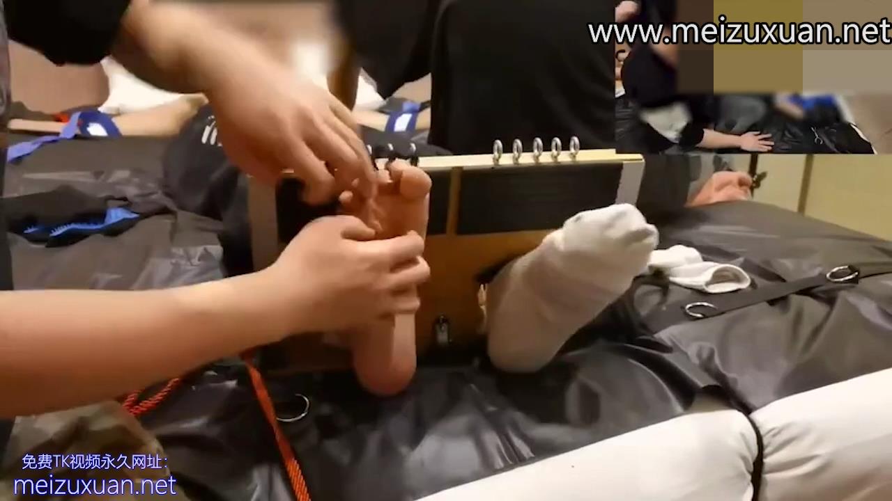 NAN182-2分鍾兩人同時撓一個怕癢男