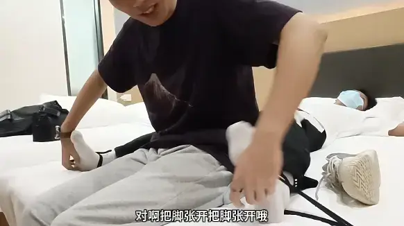 MZB1178-大一黑皮嫩腳學弟懲罰撓癢遊戲