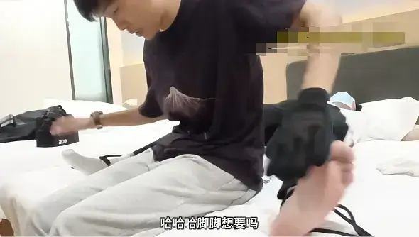MZB1178-大一黑皮嫩腳學弟懲罰撓癢遊戲