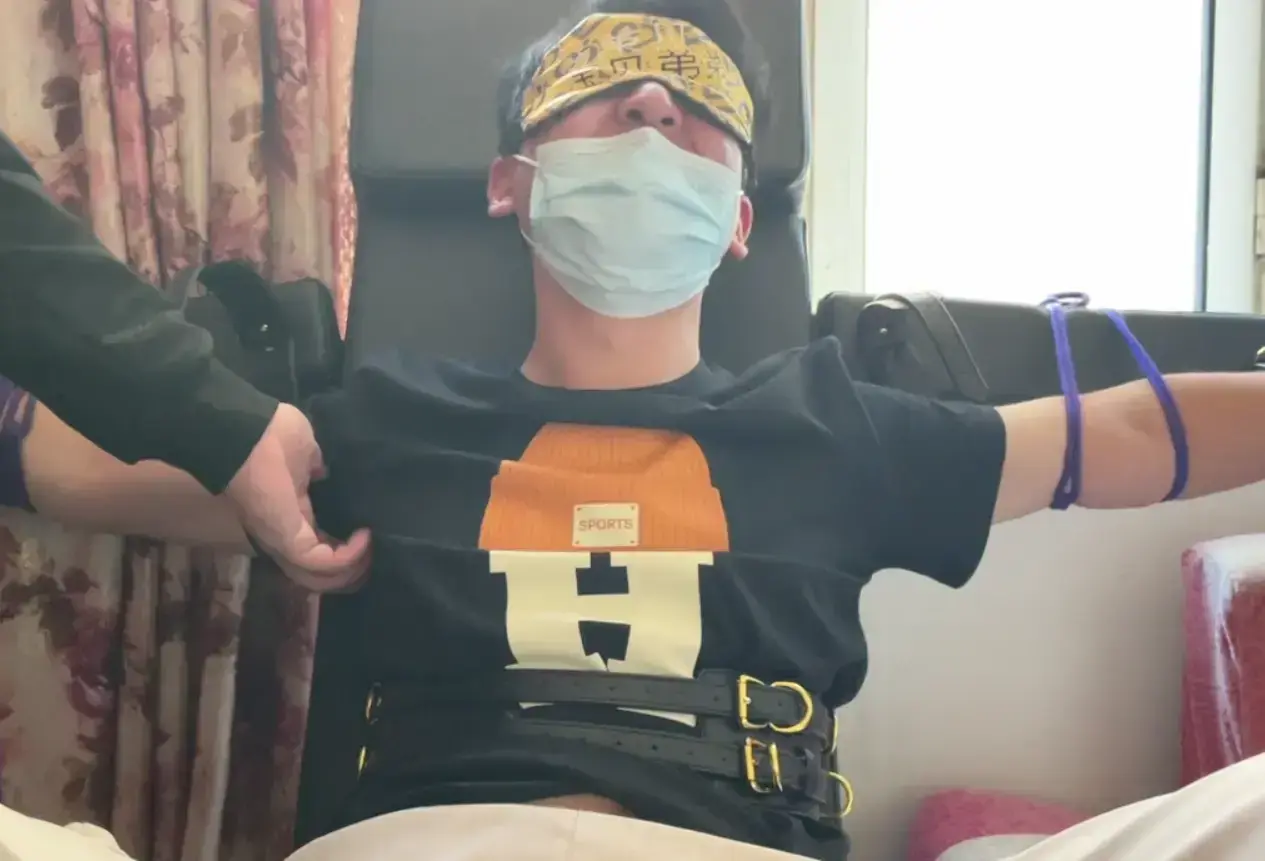 MZB1255-超級怕癢出差直男被撓到不行(上身和光腳)