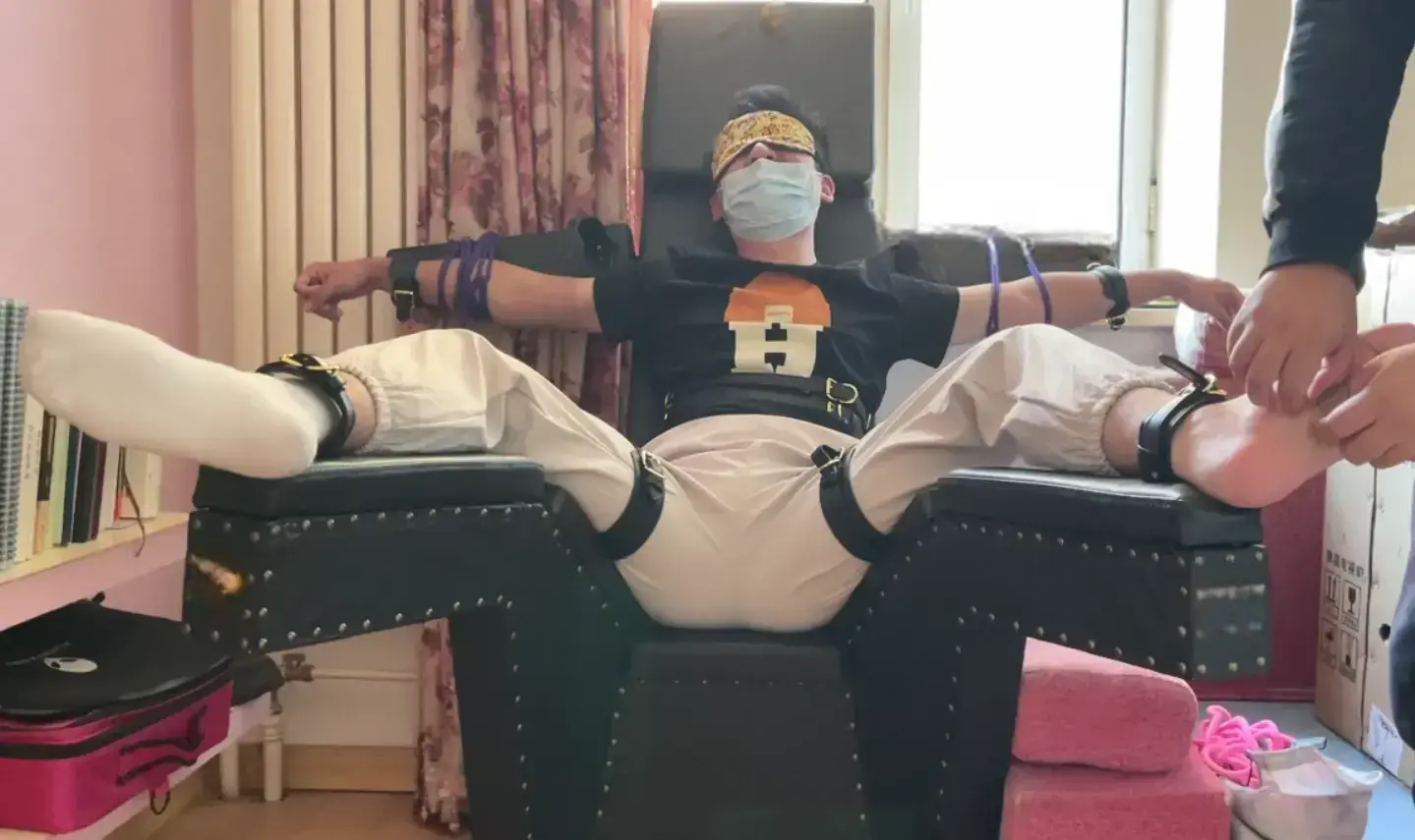 MZB1255-超級怕癢出差直男被撓到不行(上身和光腳)