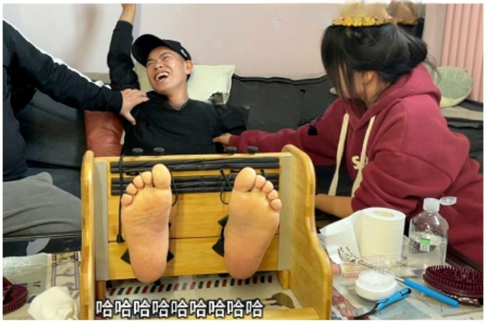MZB1282-超級怕癢黑帽子小哥被男女er撓崩潰