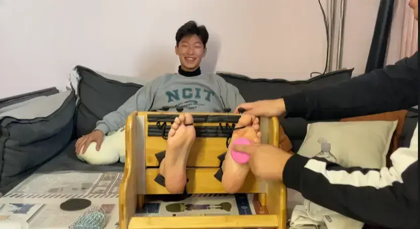 MZB1297-（10min）高個子弟弟被撓癢