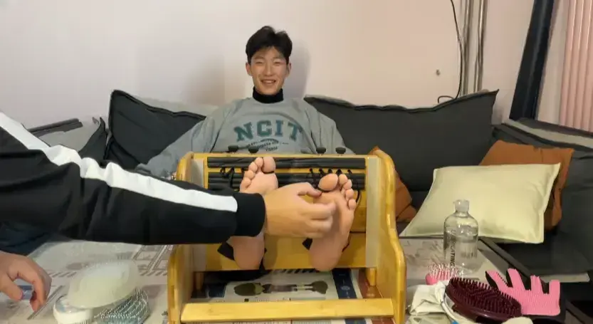 MZB1297-（10min）高個子弟弟被撓癢