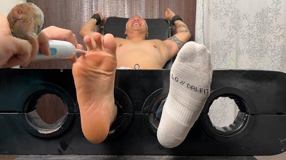 MZB1345-壯實華人大叔被撓癢到哭