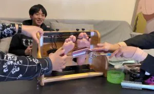 MZB1411-23122802（女撓男）怕癢黑襪小哥被撓2