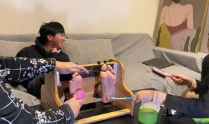 MZB1411-23122802（女撓男）怕癢黑襪小哥被撓2