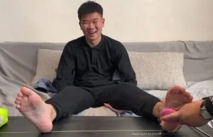 MZB1413-【1-2全集】穿着一身黑的直男被撓腳心