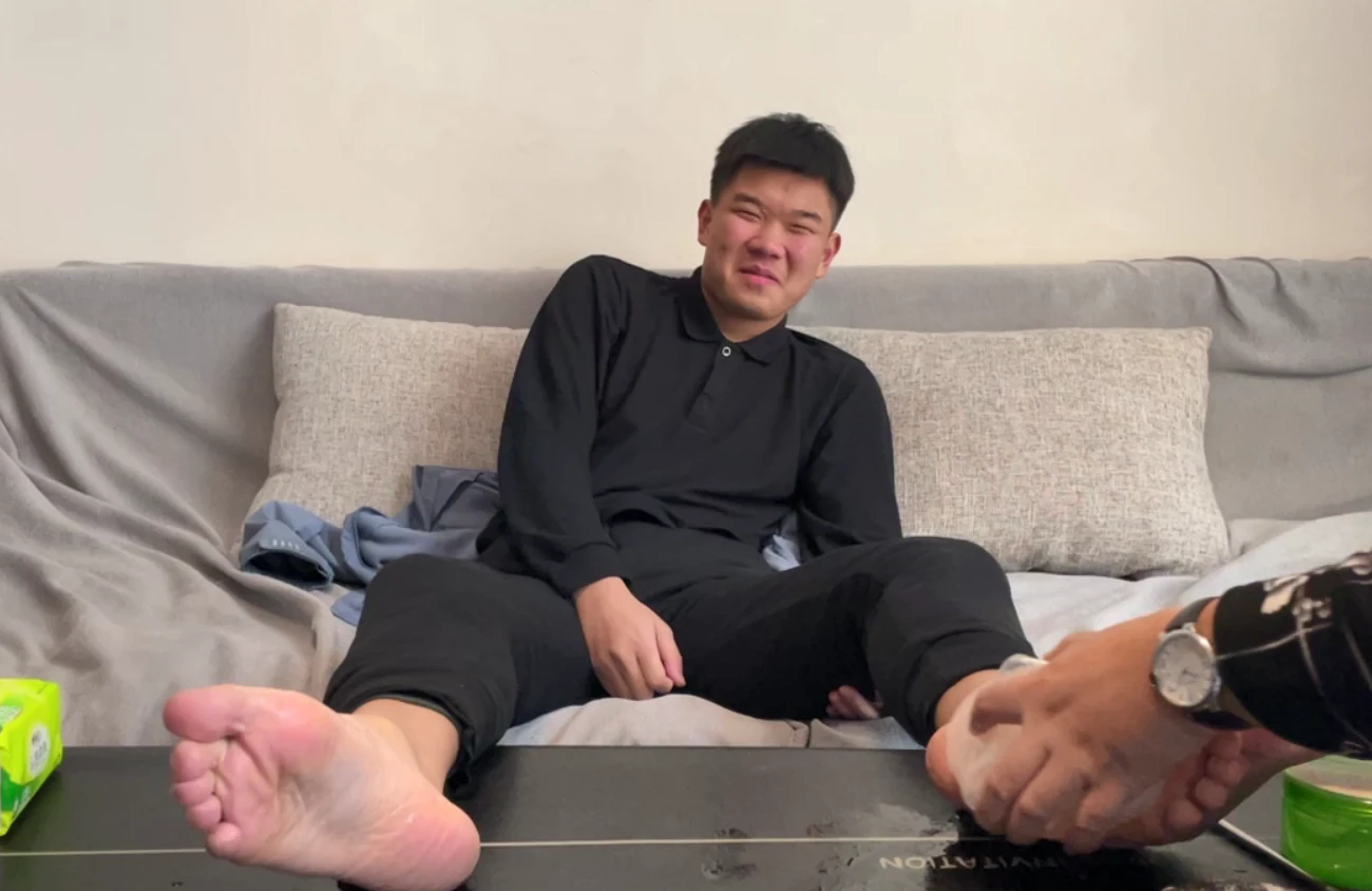 MZB1413-【1-2全集】穿着一身黑的直男被撓腳心