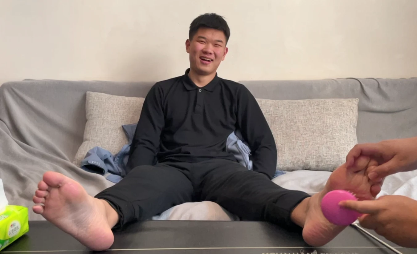 MZB1413-【1-2全集】穿着一身黑的直男被撓腳心