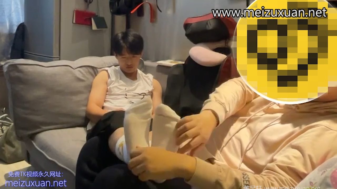 MZB1464-超級怕癢的健身教練弟弟沙發體驗白襪撓癢