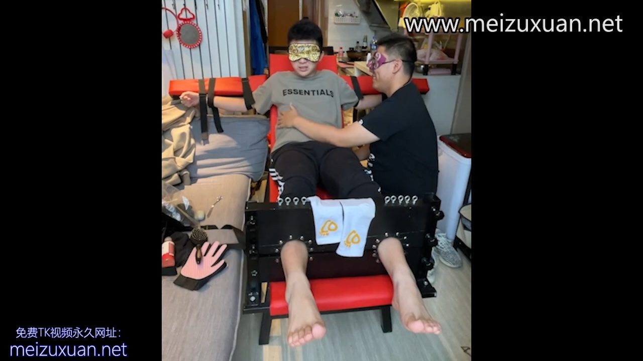 MZB1557-上身怕癢弟弟野豬的撓癢體驗